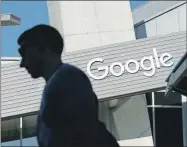  ??  ?? Un hombre camina frente a un edificio de Google en Mountain View