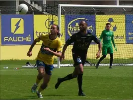  ?? (Photo A. D.) ?? Auvray (en jaune) a participé au sacre des U19 devant ll’AS St-Cyr (4-1).