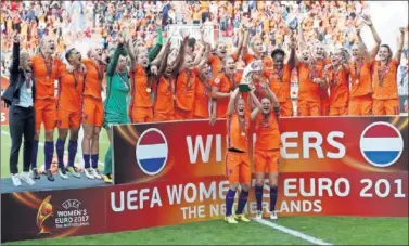  ??  ?? DELIRIO. Van der Berg y Spitse alzan el título de campeonas de Europa con todas las holandesas detrás.