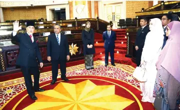  ??  ?? Mohd Asfia (left) guides Yahaya (second left) on the layout of Sarawak DUN Chamber, as (from right) Zarani, Fatimah and others listen.