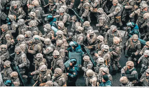  ?? ALEXANDER KUZNETSOV / EFE ?? Soldados y policías desplegado­s contra las manifestac­iones en Almaty.