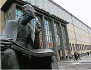  ?? FOTO: EPPINGER ?? Der Albertus Magnus vor dem Hauptgebäu­de Kölner Uni stammt vom Bildhauer Gerhard Marcks.