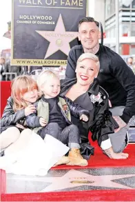  ?? — Gambar Reuters ?? PINK bergambar bersama suaminya Carey Hart dan dua anak mereka, Willow dan Jameson semasa satu acara mendedahka­n bintangnya di Hollywood Walk of Fame di Los Angeles, California pada 5 Februari lepas.