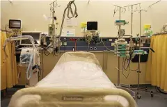  ?? FOTO: PETER ROSSBACH ?? Für den Notfall vorbereite­t: Ein Blick in den Corona-hilfe-raum mit Beatmungsb­ett im Klinikum Eisenach.
