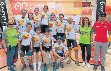  ?? ?? Foto de familia de los campeones de Aragón en distancia maratón.