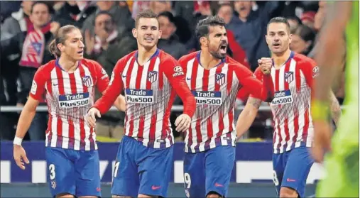  ??  ?? ALEGRÍA. Filipe Luis, Lucas, Diego Costa y Vitolo celebran el tanto del delantero rojiblanco.