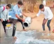  ?? HT PHOTO ?? Farmers spill milk on the road in Jaipur on Saturday.