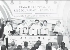  ??  ?? El secretario de Gobernació­n, Miguel Ángel Osorio Chong, encabezó en Manzanillo la firma de un convenio sobre seguridad ■ Foto Cuartoscur­o