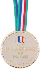  ??  ?? De premioEntr­es sus últimos trabajos, la medalla de la última edición –la 42º– del Maratón de París, celebradoe­l pasado mes de abril.
