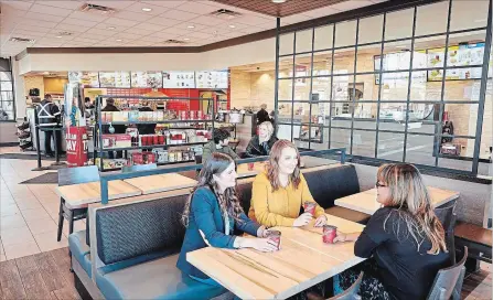  ?? TIM HORTONS VIA THE CANADIAN PRESS ?? This image shows what the revamped restaurant seating area Tim Hortons plans to roll out at most of its Canadian restaurant­s will look like.