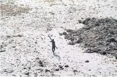  ?? AFP ?? A Sentineles­e tribal man aims his bow and arrow at an Indian Coast Guard helicopter in the wake of the 2004 tsunami.