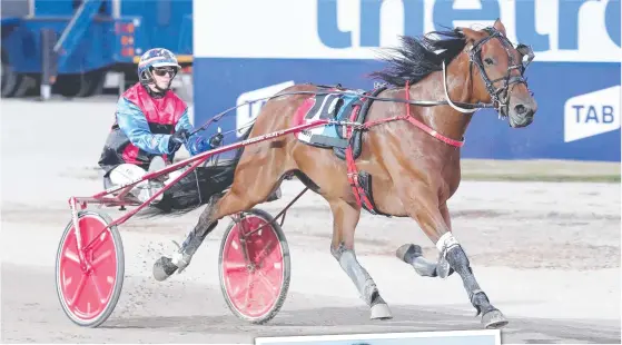  ?? Picture: Stuart McCormick ?? Kerryn Manning, also inset, racing in the Empire Stallions Vicbred Platinum Country Series final.