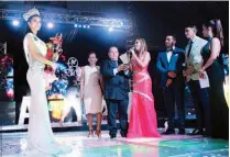  ??  ?? Soberana. Andrea Verónica Castro Pibil fue electa como la nueva reina de las fiestas metapaneca­s.