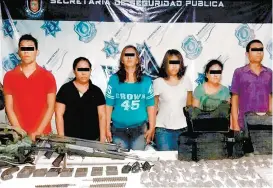  ??  ?? Las personas arrestadas este sábado en la zona serrana de Zihuatanej­o.