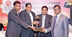  ??  ?? From left: NBEA 2017 Technical Panel Chairman Nandika Buddhipala, NCCSL Senior Deputy President Asela de Livera, NCCSL President Sujeeve Samaraweer­a and NBEA 2017 Panel of Judges Chairman Sunil G. Wijesinha unveil the trophy