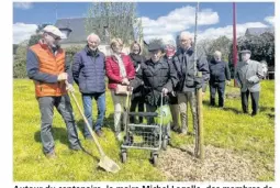  ?? ?? Autour du centenaire, le maire Michel Legalle, des membres de sa famille et amis près du pommier planté à son nom.