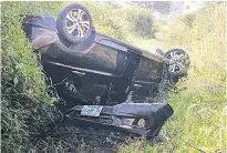  ??  ?? Presuntame­nte se salió de la carretera por ir a exceso de velocidad. Tenía varios golpes.