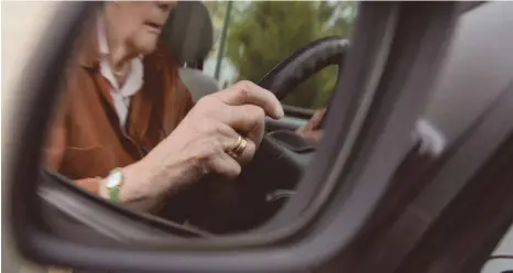  ?? FOTO: FELIX KÄSTLE ?? „Freiheit, die verloren geht“: Freiwillig aufs Autofahren zu verzichten, ist ein Schritt, der vielen älteren Menschen schwer fällt. Oft bedarf es vieler Gespräche mit Ärzten und Verwandten, bis es soweit ist.