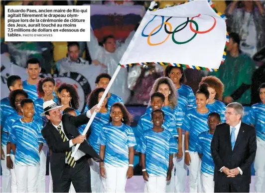  ??  ?? Eduardo Paes, ancien maire de Rio qui agitait fièrement le drapeau olympique lors de la cérémonie de clôture des Jeux, aurait touché au moins 7,5 millions de dollars en «dessous de table».