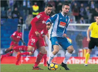  ??  ?? DESUBICADO. Sergi Darder, jugando ante el Sevilla, reconoce que le está costando encontrar su sitio.