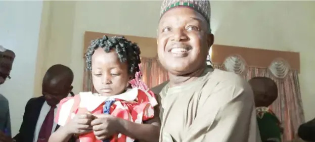  ??  ?? One of the rescued children with Gov Bagudu of Kebbi State