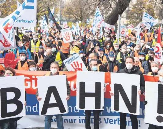  ?? ?? Mitglieder der EVG-Gewerkscha­ft bei einer Protestakt­ion