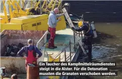  ??  ?? Ein Taucher des Kampfmitte­lräumdiens­tes steigt in die Alster. Für die Detonation mussten die Granaten verschoben werden.