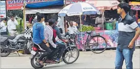  ?? ASHOK DUTTA / HT ?? Youngsters seen driving at high speed and flouting traffic rules in Lucknow on Monday.