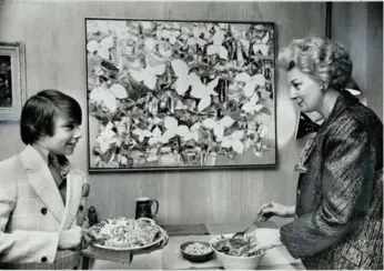  ?? BOB OLSEN/TORONTO STAR FILE PHOTO ?? Toronto artist Belle Swartz, with her 11-year-old son, Jimmy, prepares salmon crunch pie and Caesar salad in 1972.