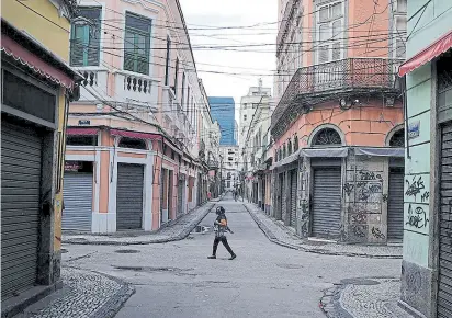  ?? Reuters ?? Los cariocas se impusieron un autoconfin­amiento y vaciaron el centro de la ciudad