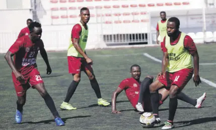  ??  ?? Tricked by human trafficker­s and brought to Turkey with dreams of playing for Turkey’s top football clubs, these African footballer­s try to get their attention with a team they formed under the auspices of Fatih Municipali­ty.