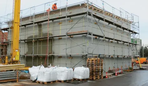  ?? Foto: Daniel Weber ?? 1000 Tonnen Streusalz werden in der neuen Salzhalle des Friedberge­r Bauhofs in Kürze eingelager­t. Die weißen Säcke enthalten je eine Tonne Salz.