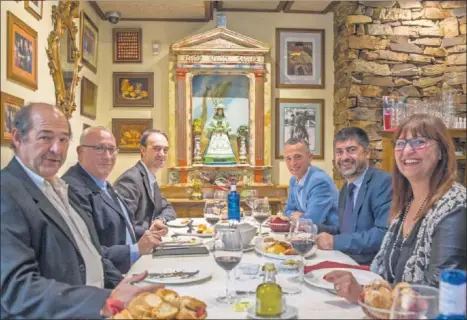  ??  ?? EN CASA JUAN. De izquierda a derecha, Enrique Ojeda, Luis Vañó (presidente de la Federación), Jesús Mínguez, Andrés Rodríguez (ADESP), Juan Antonio Gutiérrez y Araceli Castaño (vicepresid­enta).