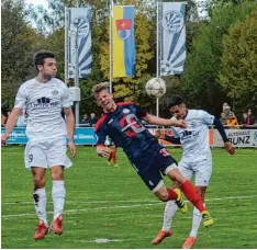  ?? Foto: Radloff ?? Kampfstark und einsatzfre­udig zeigte sich der TSV Schwabmünc­hen gegen Lands berg. Mit dieser Leistung und dem neuen Trainer im Rücken könnten gegen Ismaning drei Punkte drin sein, zumal der Gegner bisher ein dankbarer war.