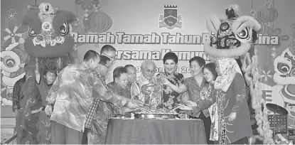  ?? — Gambar Muhammad Rais Sanusi ?? RAIKAN KEMAKMURAN: Tun Taib bersama Toh Puan Ragad, Dr Sim, Chan serta tetamu kehormat lain menggaul ‘Yee Sang’ pada Majlis Ramah-Tamah TBC MBKS Bersama Komunti 2019 di Kuching, semalam.