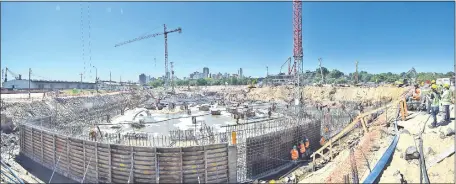  ??  ?? Vista de la construcci­ón de las oficinas de gobierno en el puerto. Ayer hubo un recorrido por la zona de obras.