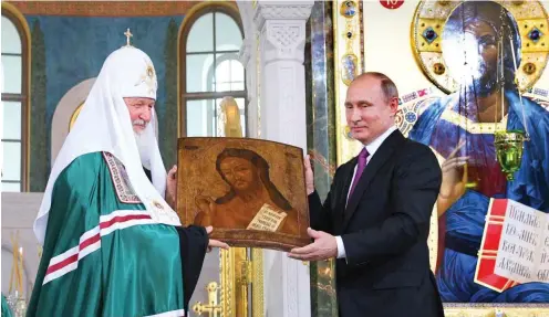  ?? Foto: AFP/Alexey Druzhinin ?? Patriarch und Präsident, Kunst und Orthodoxie: In Moskau wird ein neues Gotteshaus geweiht.