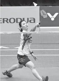  ?? -Gambar Bernama ?? YING Ying beraksi menentang lawannya dari Indonesia, Lyanny Alessandra Mainaky pada Kejohanan Perodua Malaysia Masters 2018 di Axiata Arena KL Sports City, Selasa.