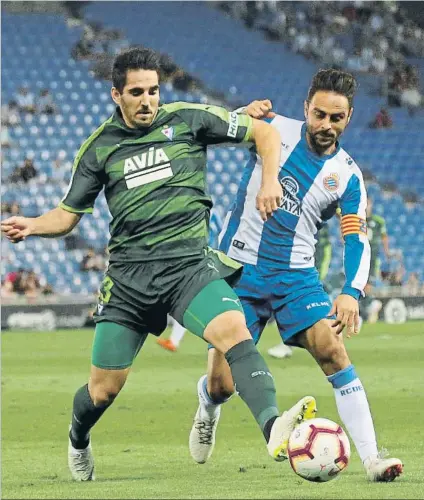  ?? FOTO: PEP MORATA ?? Pedro Bigas pugna con Sergio García en una acción del encuentro disputado ante el Espanyol en Cornellà