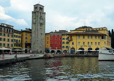  ??  ?? Salvata La Torre Apponale di Riva, eretta negli anni venti del XIII secolo da un nobilotto, è stata salvata dall’abbattimen­to grazie a un condono