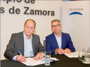  ??  ?? ACUERDO. Carlos Moltini, CEO de Telecom, en la firma del acuerdo con el intendente de Lomas de Zamora, Martín Insaurrald­e.