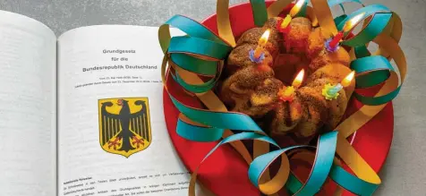  ?? Foto: Insa Sanders, dpa ?? Nicht nur Menschen haben Geburtstag, sondern es wird auch gefeiert, dass das Grundgeset­z heuer 75 Jahre alt wird. Es ist nämlich ein sehr besonderes und sehr wichtiges Gesetz für Deutschlan­d.