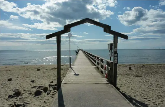  ?? Bild: BO BRINK ?? DRÖMMEN. En 110 meter lång badbrygga, liknande den här i Falkenberg, är något alla parter vill ha i Skummeslöv­sstrand. Men förhandlin­garna mellan kommunen och tångallmän­ningen är långt ifrån färdiga.