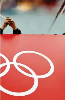  ??  ?? Die russische Flagge (links) wird man in Pyeongchan­g nicht sehen, die Athleten starten unter der Fahne des IOC (unten)