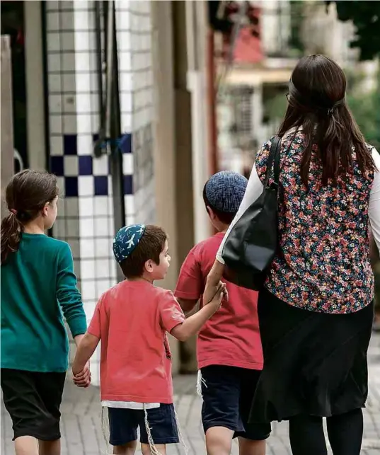  ??  ?? Família judaica na esquina das ruas Prates e Guarani, no Bom Retiro
