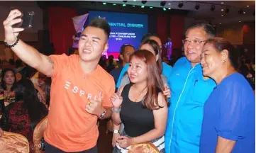  ??  ?? Tiong (second right) poses for a wefie with party members attending the dinner.