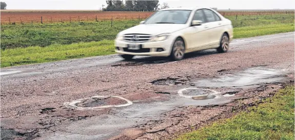  ?? SEBASTIÁN CORTÉS-LA NUEVA. ?? Estado de la ruta provincial 67
entre las ciudades de Coronel Suárez y Pigüé. Hay legislador­es que sostienen que es peligroso para los ciudadanos.