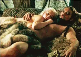  ??  ?? Arriba, la Khaleesi con Khal Drogo en la primera tórrida y violenta temporada de Juego de tronos. Abajo, el crudo realismo en la cama de Girls.