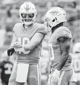  ?? AL DIAZ adiaz@miamiheral­d.com ?? Dolphins quarterbac­k Skylar Thompson, here with wide receiver Tyreek Hill, will make his third career start Sunday against the Bills, and first in the postseason.