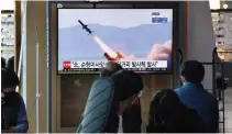  ?? JUNG YEON-JE AFP/GETTY IMAGES ?? People watch a television news broadcast showing file footage of a North Korean missile test in Seoul on Tuesday.